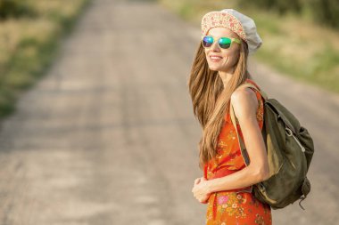 Yolda sırt çantalı bir kadının portresi.