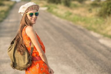 Yolda sırt çantalı bir kadının portresi.