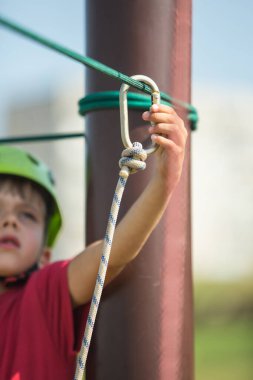 Tırmanma parkındaki aktif çocuk.