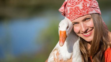 Genç kadın çiftçi, kazların çiftliğinde, açık havada vuruldu.