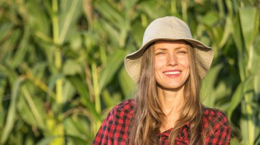 Kadın çiftçi ya da bahçıvan mahsulünü taze sebzeyle tutuyor. Tarım - gıda üretimi, hasat konsepti