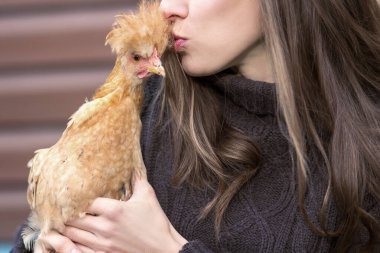 Kahverengi tavuklu mutlu genç kadın