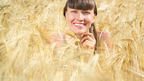 Happy Young Caucasian Woman Wheat Field — Stock Photo, Image