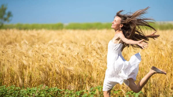 Mooie Vrouw Genieten Zomer Buiten — Stockfoto