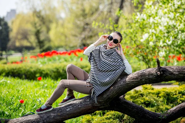 Beautiful Woman Spring Park Tulip Field — Stockfoto