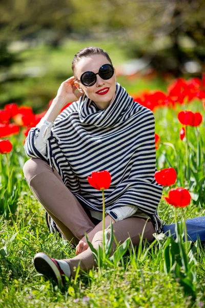 Красивая Женщина Весеннем Парке Среди Тюльпанового Поля — стоковое фото