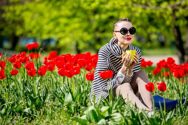 Красивая Женщина Пьет Чай Парке Среди Тюльпанов — стоковое фото
