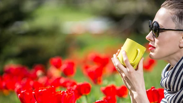 Schöne Frau Trinkt Tee Park Zwischen Tulpen — Stockfoto