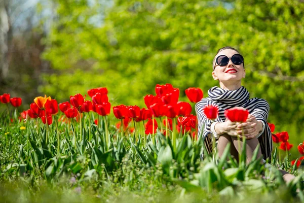Beautiful Woman Spring Park Tulip Field — Stock fotografie