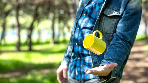 Man Med Kopp Koncept Bakgrund För Reklam Och Placering Logotyp — Stockfoto