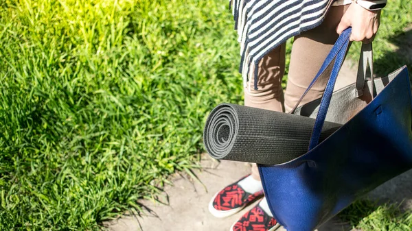 Doing Yoga Outdoors Park Concept Woman Yoga Mat — Stockfoto