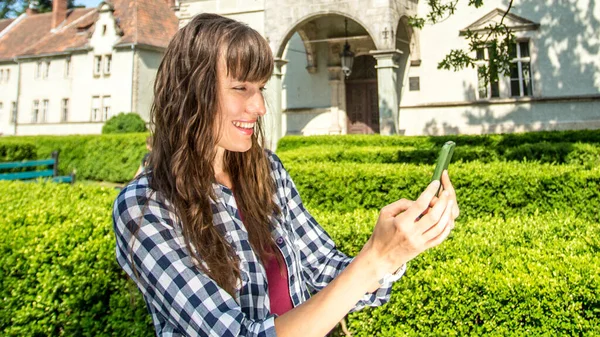 Beautiful Woman Talking Smart Phone Green Scenery — Stock Photo, Image