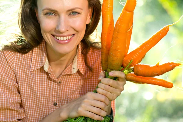 Hermosa Mujer Agricultora Con Zanahorias Tiro Aire Libre —  Fotos de Stock