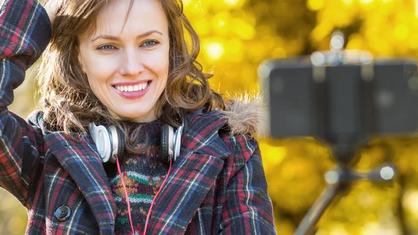 Mulher Outono Bonita Outono Rua Amarela Ouvindo Música Fazendo Selfie — Fotografia de Stock