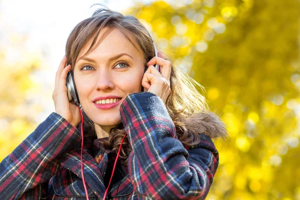 Hermosa Mujer Otoño Otoño Amarillo Calle Escuchar Música Hacer Selfie — Foto de Stock