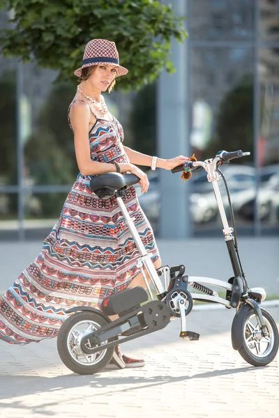 美丽而快乐的成年女子喜欢骑自行车 喜欢都市风景 快乐的人的肖像 — 图库照片