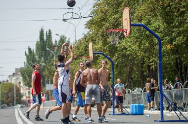 Mariupol, Ukrayna - 30 Temmuz 2016: Sokakta basketbol oynayan insanlar