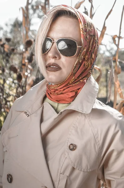 Snygg Fashionabel Blond Kvinna Bär Rock Och Solglasögon — Stockfoto