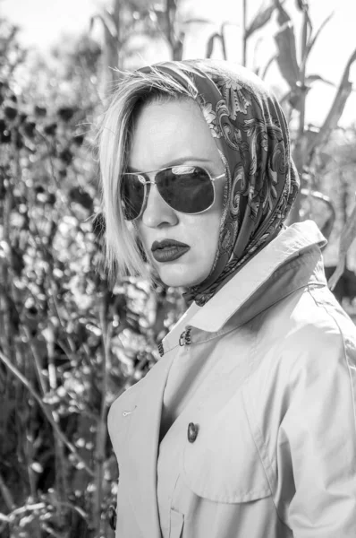 Stilvolle Blonde Frau Mit Mantel Und Sonnenbrille — Stockfoto