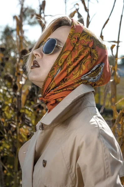 Elegante Mujer Rubia Moda Con Abrigo Gafas Sol — Foto de Stock