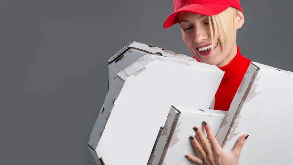 Empleada Entrega Uniforme Camiseta Blanco Gorra Roja Cajas Pizza Para —  Fotos de Stock