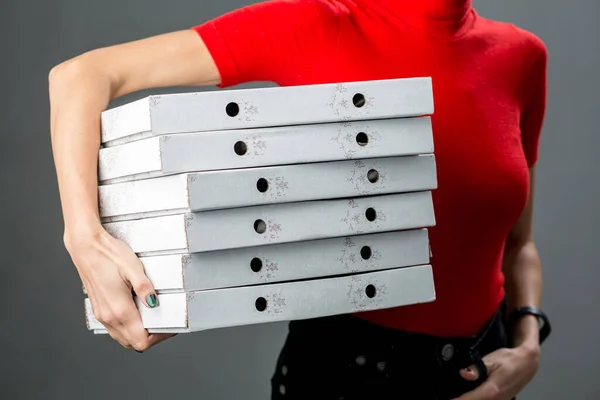 Lieferfrau Angestellte Roter Mütze Leere Shirt Uniform Geben Essen Bestellen — Stockfoto