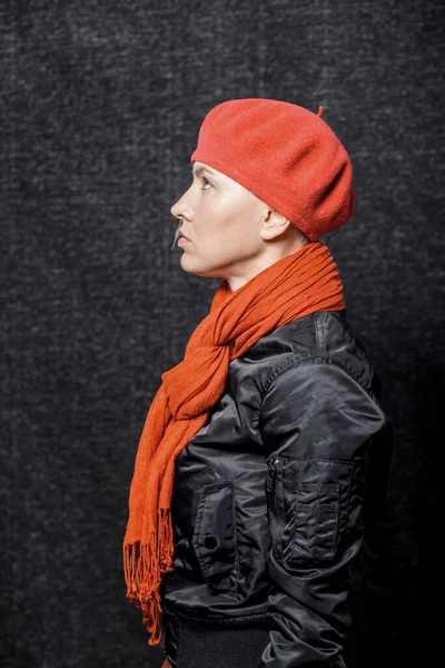 Žena Červeném Baretu Šálu Izolované Přes Černou — Stock fotografie