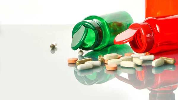 Garrafas Coloridas Com Pílulas Sobre Fundo Branco — Fotografia de Stock