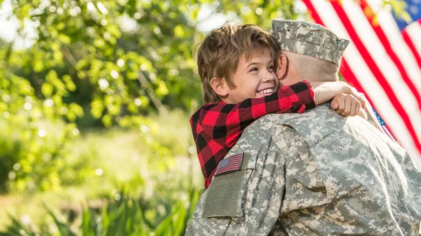 Glückliches Wiedersehen Des Soldaten Mit Seiner Familie Freien — Stockfoto