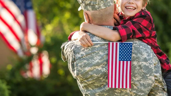 God Gjenforening Soldat Med Familie Utendørs – stockfoto