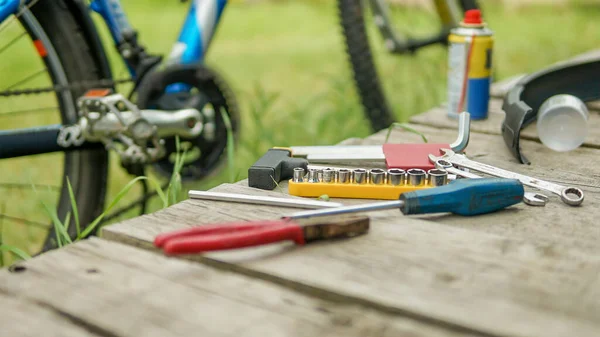 Vader Zoon Onderhouden Fiets Een Zonnige Zomerdag — Stockfoto