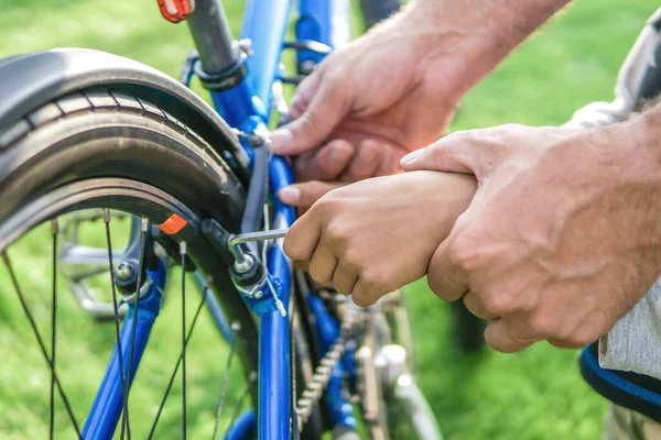 Padre Figlio Mantengono Bici Una Giornata Estiva Soleggiata — Foto Stock