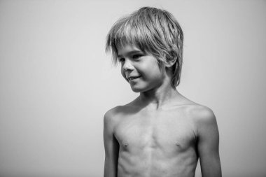 Siyah beyaz, şirin bir çocuğun portresi.