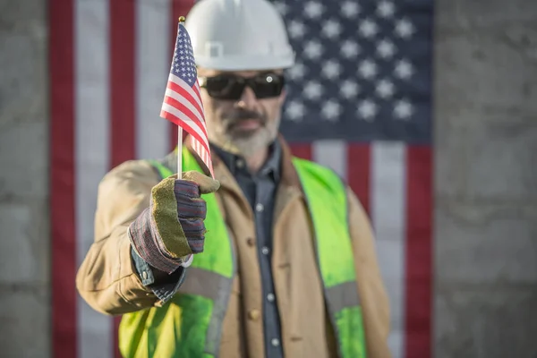 Trabajador Serio Bandera Americana — Foto de Stock