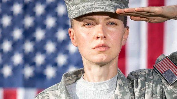 Ritratto Una Donna Americana Soldato Che Saluta Noi Bandiera Sventolando — Foto Stock