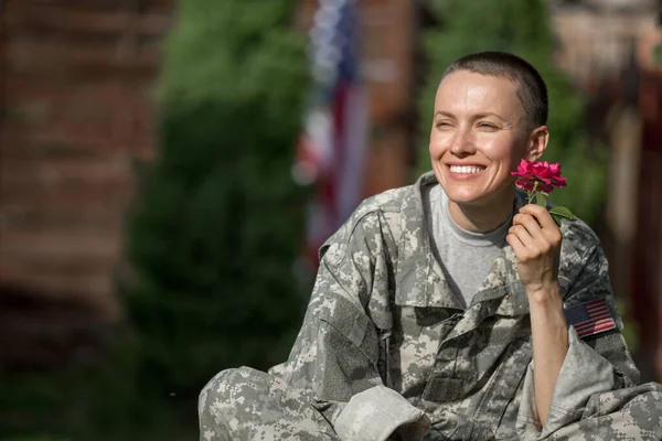 美しいアメリカの兵士女性の肖像画 — ストック写真