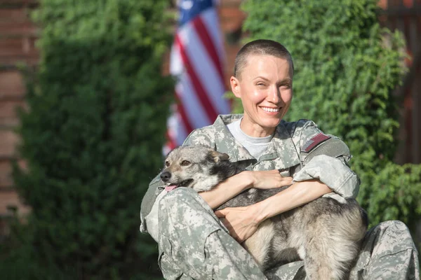 晴れた日に屋外に軍用犬を持つ兵士 — ストック写真