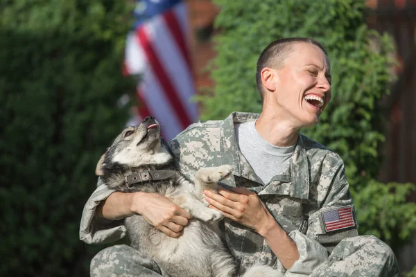 Στρατιώτης Στρατιωτικό Σκύλο Έξω Μια Ηλιόλουστη Μέρα — Φωτογραφία Αρχείου