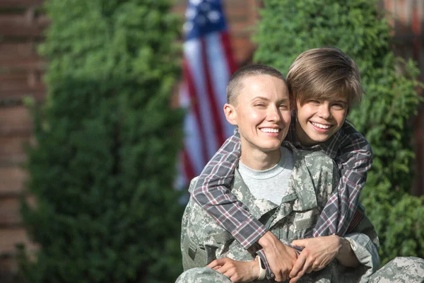 女兵与亲生儿子在户外快乐团聚 — 图库照片