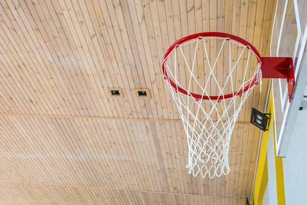 Basketballkorb Auf Dem Platz Einer Neuen Schule — Stockfoto