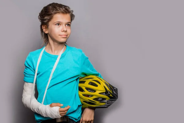 Knappe Jongen Met Gebroken Arm — Stockfoto