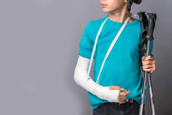 Schöner Junge Mit Gebrochenem Arm Vor Grauem Hintergrund — Stockfoto