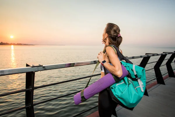 Modelo Deportivo Fitness Ropa Deportiva Moda Con Cielo Amanecer —  Fotos de Stock