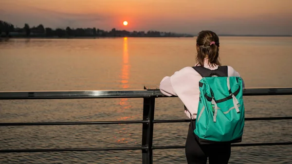 Happy Traveler Watching Sunrise Sunset Sea — Stock Photo, Image
