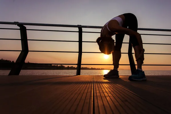 Fitness Model Sportowy Odzieży Sportowej Mody Wschodem Słońca Niebo — Zdjęcie stockowe