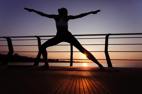 Modelo Deportivo Fitness Ropa Deportiva Moda Con Cielo Amanecer —  Fotos de Stock