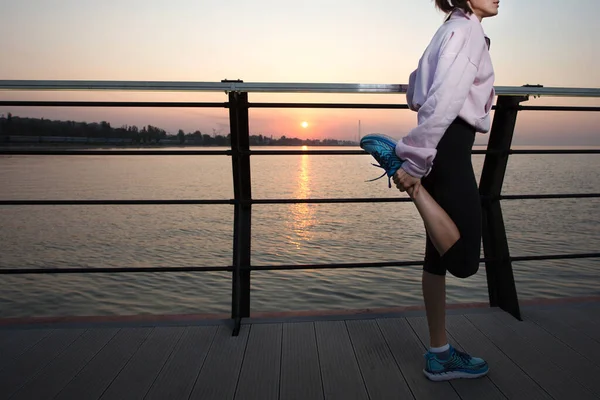 Modelo Deportivo Fitness Ropa Deportiva Moda Con Cielo Amanecer —  Fotos de Stock