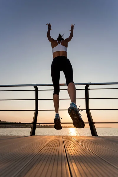 Fitness Model Sportowy Odzieży Sportowej Mody Wschodem Słońca Niebo — Zdjęcie stockowe