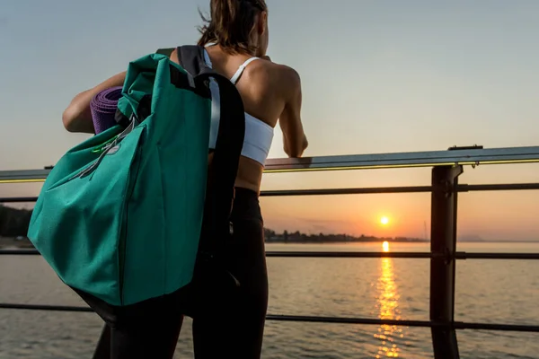 Fitness Sportmodell Modischer Sportbekleidung Mit Sonnenaufgang — Stockfoto