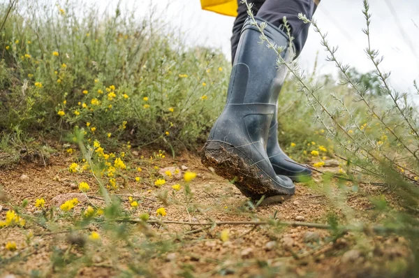 Pernas de viagem em botas de chuva sujas — Fotografia de Stock